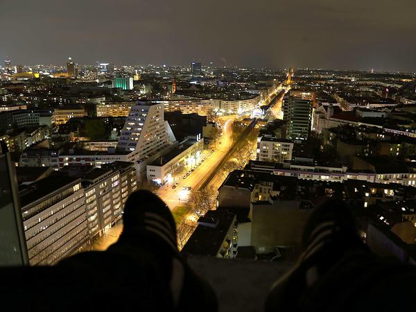 Berlin leuchtet. Die Kleiststraße bei Nacht von oben, fotografiert von dem Berliner Roofer Jasper. Im Hintergrund der Nollendorfplatz.