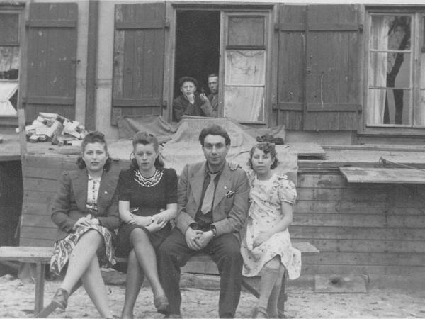 Glücklich wieder vereint: Lea und AronWaks (Mitte) im Discplaced-Persons-Lager Ziegenhain im Herbst 1946.