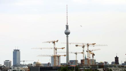 Berlin - im Zentrum wird kräftig gebaut, die Kräne und der Fernsehturm sind Zeugen.