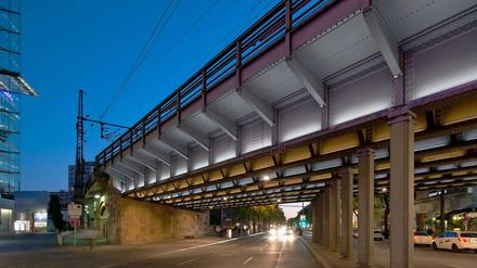 Der Stahl ist der Star. Die Bahnbrücke in der Kantstraße leuchtet seit Juli 2015, das „minimalistische“ Lichtkonzept stammt von der Firma Arup und dem Künstler Hans Peter Kuhn. 