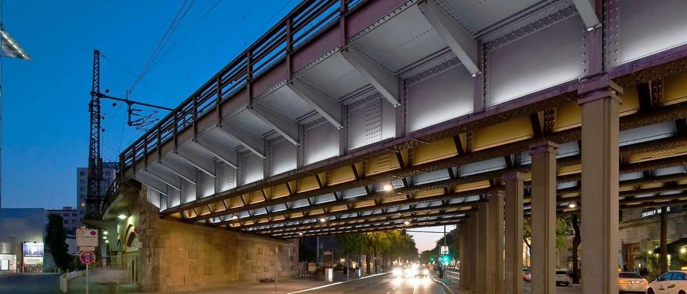 Der Stahl ist der Star. Die Bahnbrücke in der Kantstraße leuchtet seit Juli 2015, das „minimalistische“ Lichtkonzept stammt von der Firma Arup und dem Künstler Hans Peter Kuhn. 