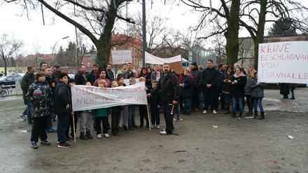 Eltern, Kinder und Vereinsvertreter protestieren in Reinickendorf.