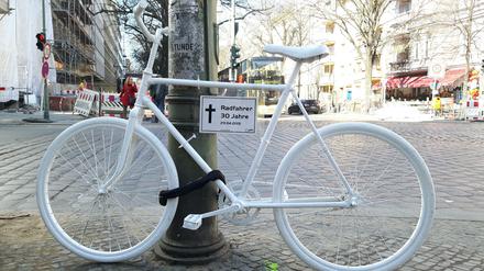 Geisterräder erinnern an vielen Unfallorten an getötete Radfahrer - wie hier in der Reichenberger Straße.