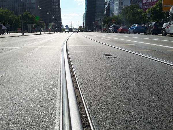 Seit dem Jahr 2000 liegen in der Leipziger Straße Gleise für die Straßenbahn - bis heute nutzlos.