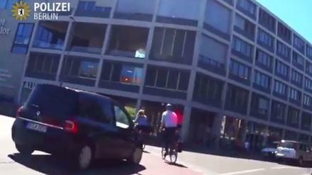 In dem neuen Kampagnen-Video der Berliner Polizei kommen zahlreiche Beinaheunfälle vor.
