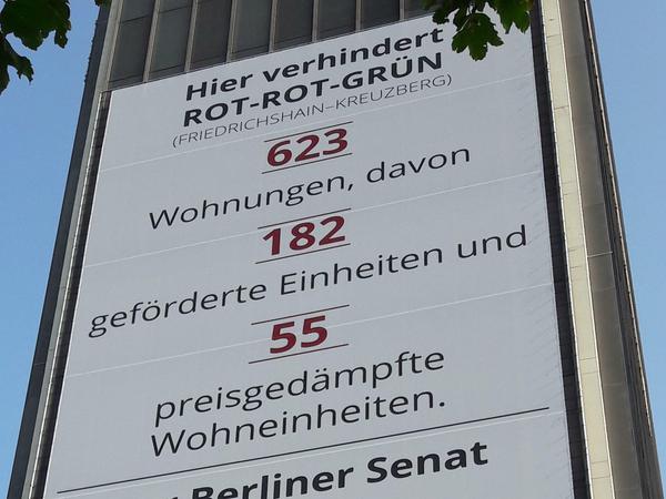 Mit einem Großplakat am Postbankturm macht Investor Gröner Front gegen Rot-Rot-Grün.
