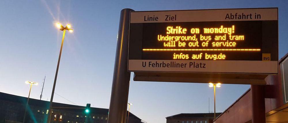 Weder Bus noch Bahn fahren am dritten Streiktag - auch nicht am Fehrbelliner Platz.