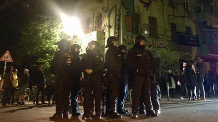 Polizisten vor dem besetzten Haus "Liebig34" in Friedrichshain.