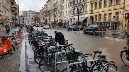 Einige Autoparkplätze in der Bergmannstraße wurden für hunderte Fahrradständer genutzt. 