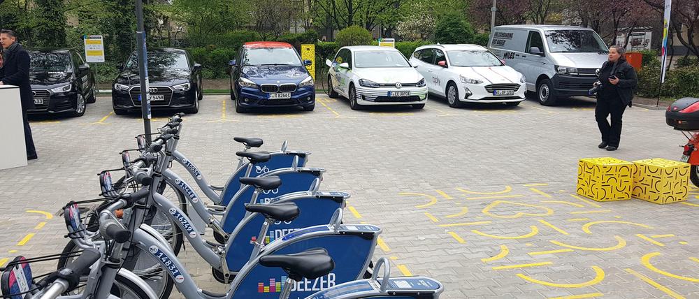 Leihräder, Elektroroller und verschiedene Mietwagen stehen am "Hub" in der Kreuzberger Prinzenstraße bereit. 