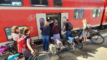 Halt in Fürstenberg / Havel. Diese Radfahrer durften nicht mehr mitfahren in RE4363 nach Berlin. 