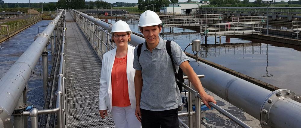 Werksleiterin Barbara Hütter und der Wissenschaftler Daniel Sauter auf dem Klärwerksgelände in Schönerlinde.