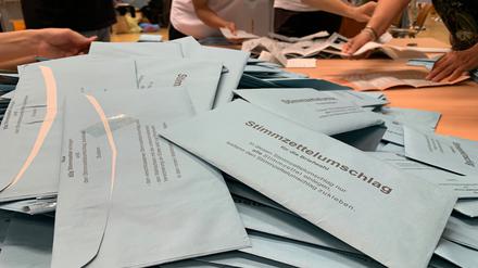 Viel zu zählen: Für die Briefwahl bei der Wiederholung der Bundestagswahl 2021 in Berlin wird bereits Personal gesucht.