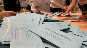 Auszählen von Briefwahlstimmen in einem Zehlendorfer Wahllokal im September 2021.