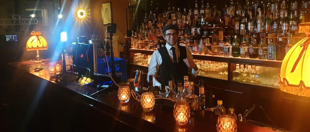 Barkeeper Nils Lutterbach mixt seine Cocktails jetzt vor der Kamera.