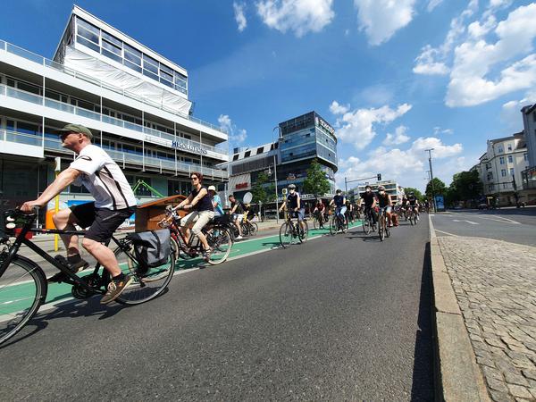 Teilnehmer der Fahrrad-Sternfahrt fahren durch Berlin.