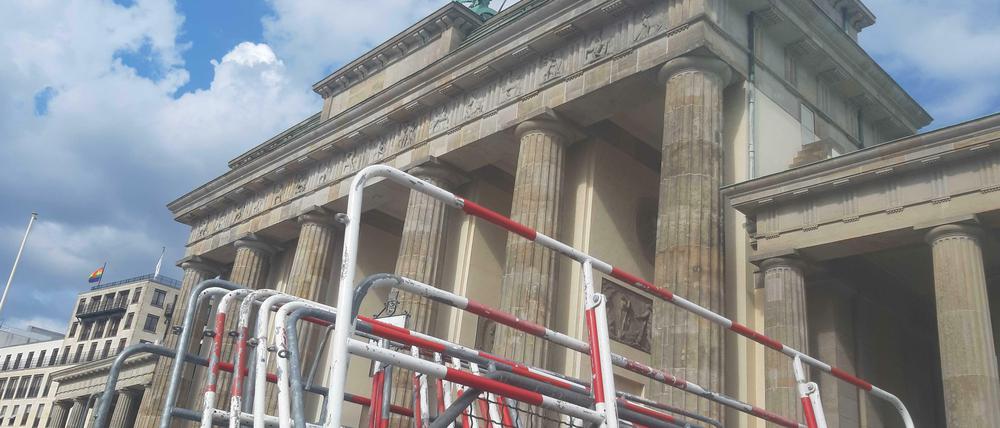 Die Berliner Polizei hat für alle Fälle Absperrgitter am Brandenburger Tor bereitgestellt.