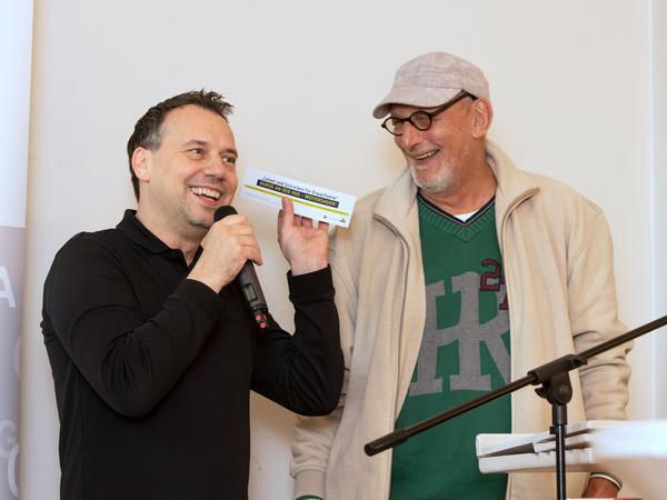 Schriftsteller Sebastian Fitzek (links) und Gerhard Prange, der erst vor zwölf Jahren lesen lernte, bei der Gründung des Alpha-Bündnisses Steglitz-Zehlendorf. 
