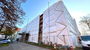 Noch wird das Rathaus Zehlendorf nicht neugebaut: Aktuell wird die Fassade des Altbaus repariert, Hochleistungsdämmputz wird aufgetragen.