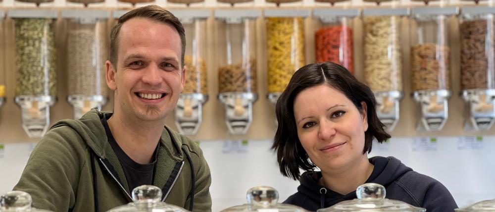 Sie sind mächtig stolz auf ihren Laden in der Clayallee: Sabrina Schüßler-Bähr und Sören Bähr haben ihn gegründet.