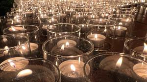 339 Teelichter stehen für 339 Menschen, die ohne Angehörige bestattet wurden: Das Amt sprang ein. In Lankwitz wurde der einsam Verstorbenen gedacht.