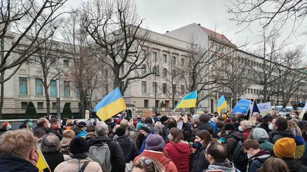 Am Dienstag demonstrierten zahlreiche Menschen vor der russischen Botschaft in Berlin. 