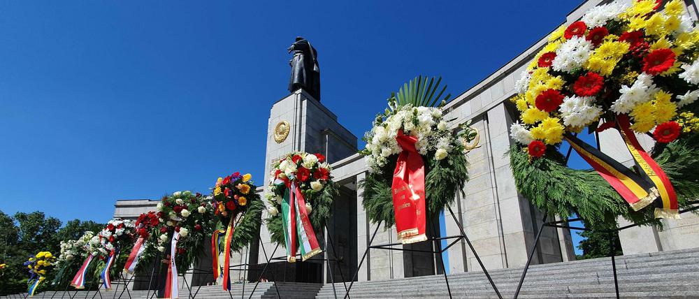 Gemeinsames Gedenken. Am Sonntag wurden zahlreiche Kränze vor dem Sowjetischen Ehrenmal an der Straße des 17. Juni niedergelegt.