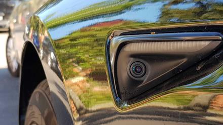 Tesla film mit: Eine Kamera an einem Wagen des US-Herstellers.