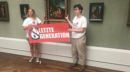 Zwei Klimaaktivistinnen haben sich am Donnerstag in Berlin an einem Gemälde festgeklebt.