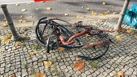 Das zerstörte Fahrrad der 44-Jährigen nach dem Unfall in Berlin-Wilmersdorf. 