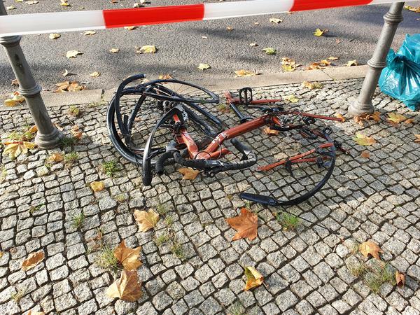 Das zerstörte Fahrrad der verunglückten Frau.