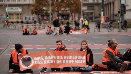 Klimademonstranten besetzten das Frankfurter Tor.
