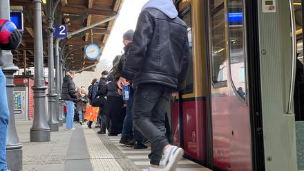Täglich nutzen tausende Reisende den Bahnhof Zehlendorf. Bisher müssen sich alle in einem Zugang drängeln.