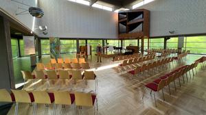 Licht, hoch und einladend: Im Kirchsaal der Patmosgemeinde stehen die Menschen, die Gemeinschaft im Mittelpunkt.