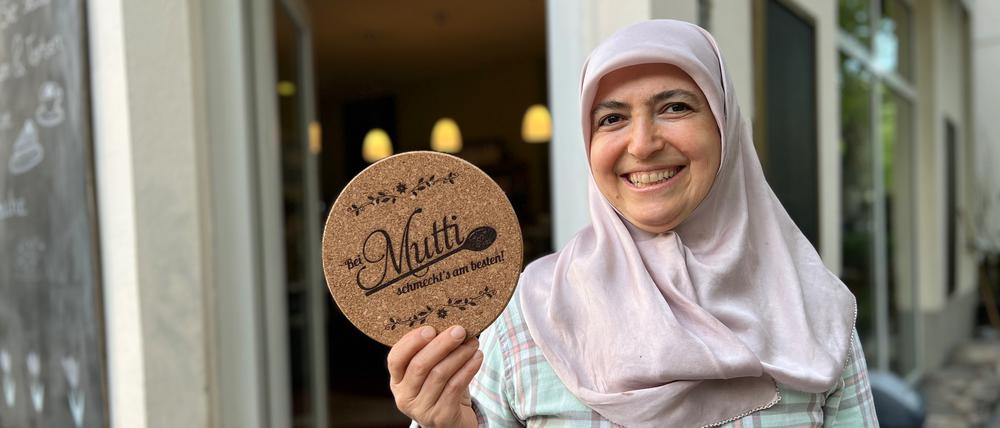 Mit einem strahlenden Lachen: Ayse Yildirim, 51, vor ihrem Café „Bei Mutti“ in der Karl-Stieler-Straße 9.