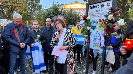„Wir dürfen nicht wegsehen“, sagte Bezirksbürgermeisterin Maren Schellenberg (Grüne) bei der Kundgebung.