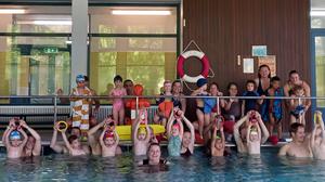 Sie wollen weiter schwimmen: Nur in Zehlendorf bietet die DLRG Kinder- und Babyschwimmkurse an.