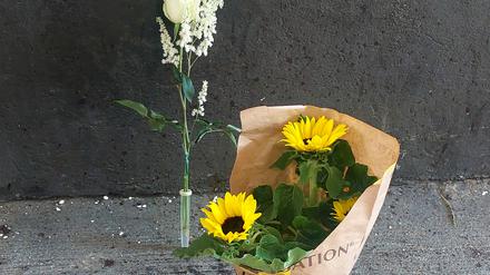 In der Hofeinfahrt erinnerten am Freitag Blumen an die Getötete. (Archivbild)