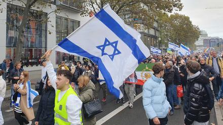 Rund 450 Menschen nehmen am „Solidaritätsmarsch mit Israel“ teil. 