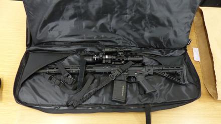 Sturmgewehr des Typs "AR-15" in Waffentasche