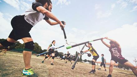 Gemeinsam stärker. Überall in der Stadt sieht man im Sommer Sportlergruppen unter freiem Himmel trainieren – wie diese Jugger- Spieler auf dem Tempelhofer Feld.