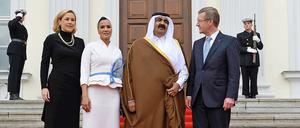 Den Emir von Katar, Hamad bin Khalifa Al Thani, und seine Ehefrau Mouza Bint Nasser Al Missned mit Bundespräsident Christian Wulff (r) und Ehefrau Bettina (l) am Mittwoch vor dem Schloss Bellevue.
