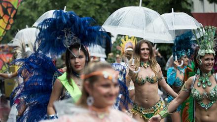 Trotz Regens nehmen zahlreiche leicht bekleidete Tänzerinnen am 22. Karneval der Kulturen am 04.06.2017 in Berlin teil. 