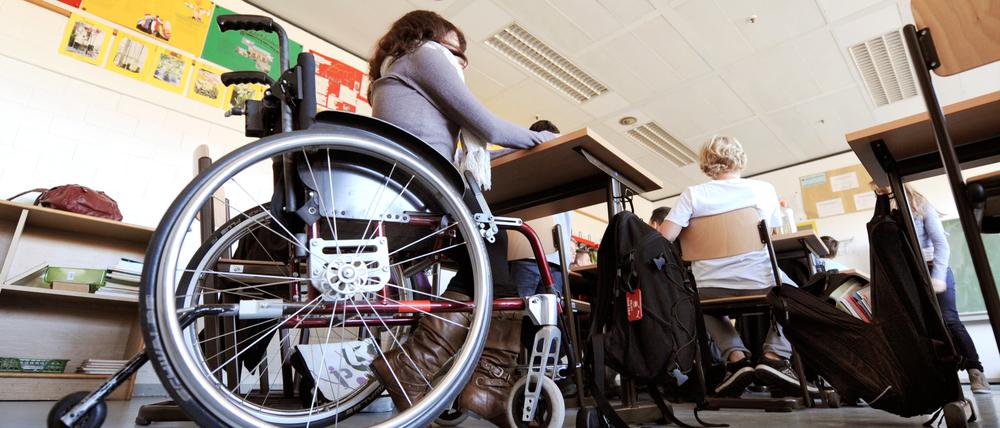 Eine Schülerin, die im Rollstuhl sitzt, nimmt am Unterricht teil.