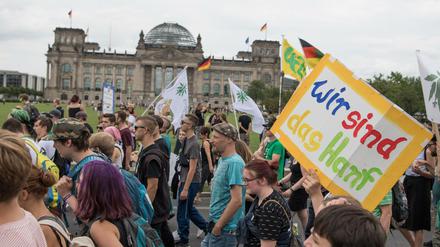 Zahlreiche Menschen ziehen bei der 23. Hanfparade für eine Legalisierung von Cannabis am Reichstag vorbei.