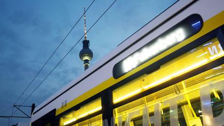 Die U- und Straßenbahnen der BVG kehren am Montag wieder zum vollen Fahrplanangebot zurück.