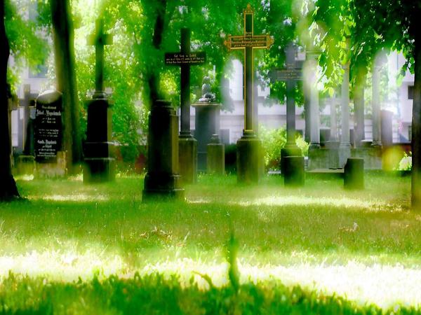 Da können die Friedhöfe wie hier der Alte Garnisonfriedhof in der Rosenthaler Straße noch so schön sein: Für viele Zugereiste ist die Vorstellung, in Berlin begraben zu werden, eine mehr als seltsame.