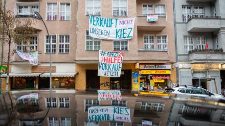 Transparente gegen den Verkauf und für die Ausübung des Vorkaufsrechts hängen an einer Neuköllner Häuserfassade.