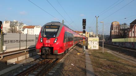 Wegen Personalmangel fallen am Sonnabend auch Züge der RB24 aus, hier ein Zug nach Senftenberg nahe Ostkreuz.