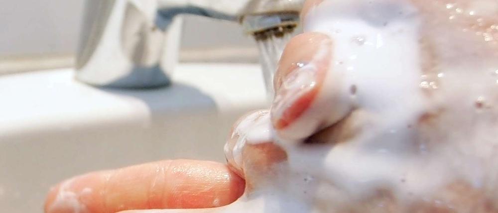 Ein einfaches, aber wirksames Mittel, die Ausbreitung von Keimen einzudämmen: Hände waschen. 